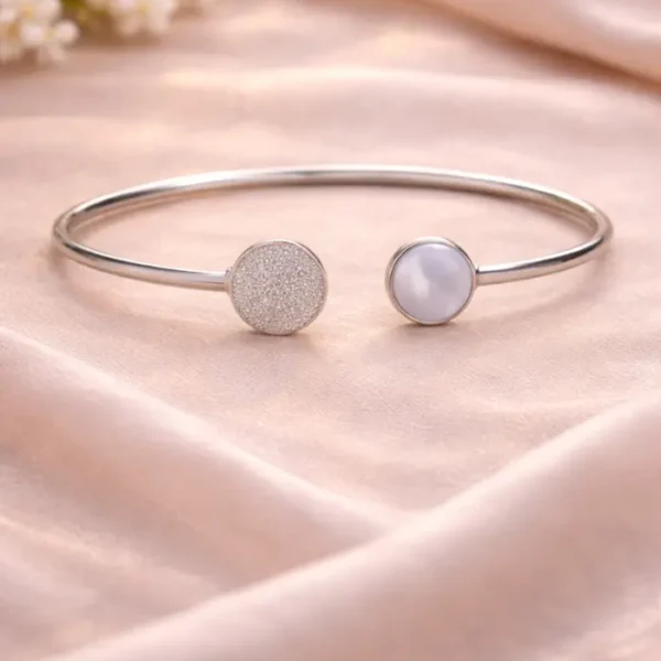 Pranavi Pearl Glow Halo Cuff